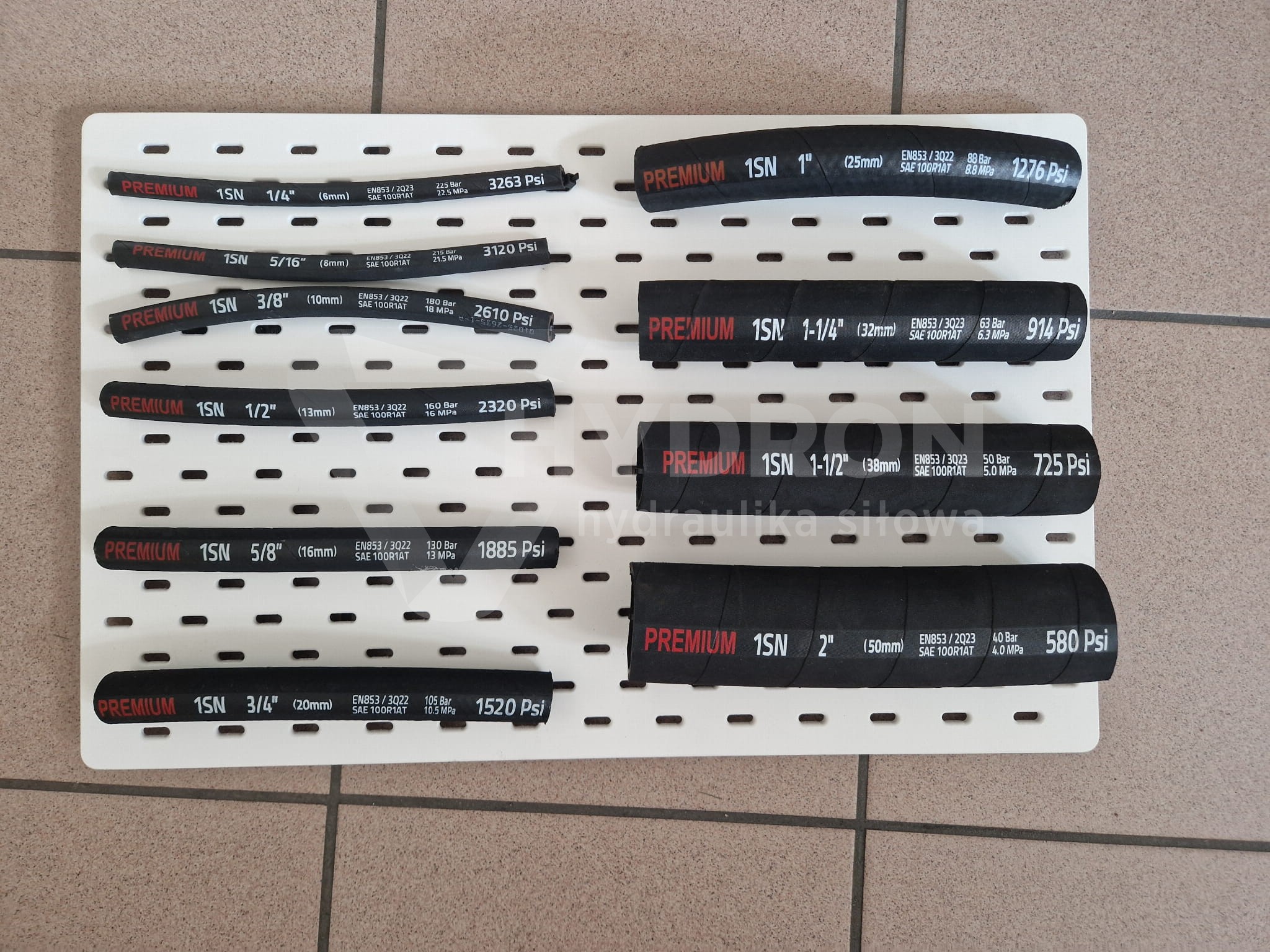 Tablice ekspozycyjna z wężami hydraulicznymi