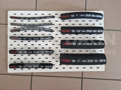 Tablice ekspozycyjna z wężami hydraulicznymi