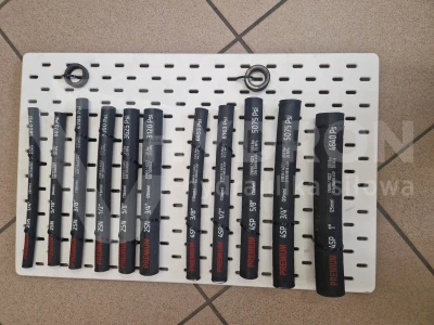 Tablice ekspozycyjna z wężami hydraulicznymi
