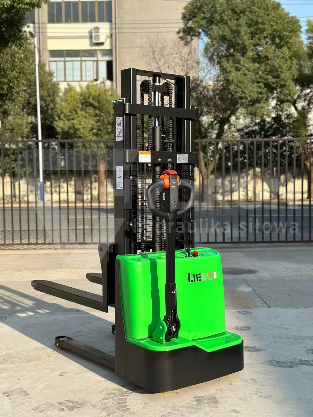 Wózek podnośnikowy elektryczny 1500kg 3m