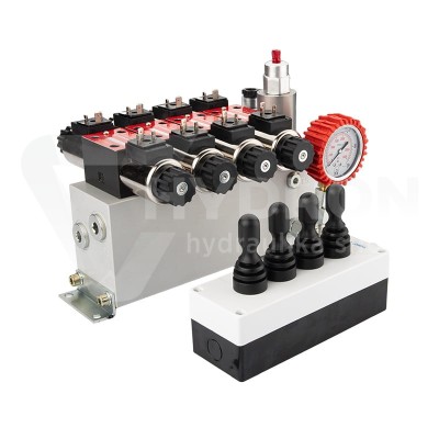Przejdź do produktu Rozdzielacz hydrauliczny 4 sekcyjny 12V blokowy typu Cetop 3 NG6 z proporcjonalnym regulatorem przepływu w komplecie z panelem sterującym Hydrolider z czterema joystickami, manometrem, wtyczkami elektrycznymi i przyłączami