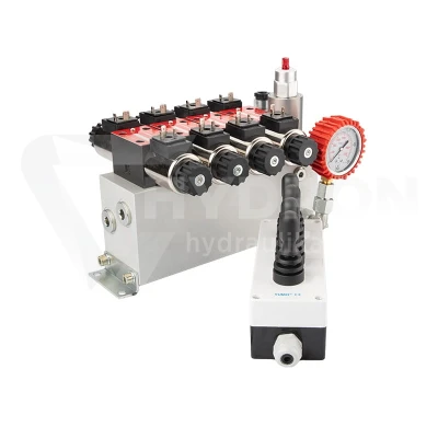 Rozdzielacz hydrauliczny 4 sekcyjny 12V blokowy typu Cetop 3 NG6 z proporcjonalnym regulatorem przepływu w komplecie z panelem sterującym Hydrolider z czterema joystickami, manometrem, wtyczkami elektrycznymi i przyłączami