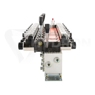 Rozdzielacz hydrauliczny 8 sekcyjny 12V blokowy typu Cetop 3 NG6 z proporcjonalnym regulatorem przepływu w komplecie z manometrem, wtyczkami elektrycznymi i przyłączami