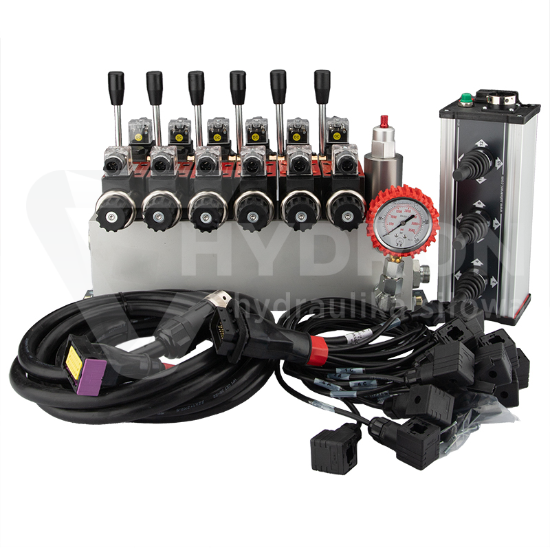 Rozdzielacz hydrauliczny 6 sekcyjny 12V blokowy typu Cetop 3 NG6 z proporcjonalnym regulatorem przepływu w komplecie z panelem sterującym Salvarani z trzema joystickami, manometrem, wtyczkami elektrycznymi i przyłączami
