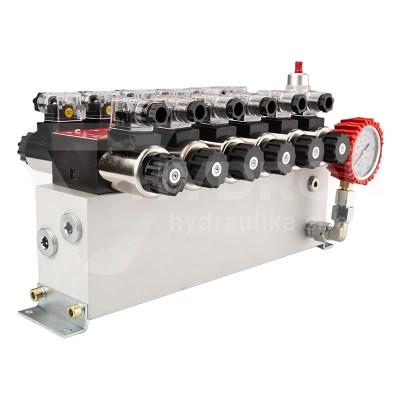 Przejdź do produktu Rozdzielacz hydrauliczny 6 sekcyjny 12V blokowy typu Cetop 3 NG6 z proporcjonalnym regulatorem przepływu w komplecie z manometrem, wtyczkami elektrycznymi i przyłączami