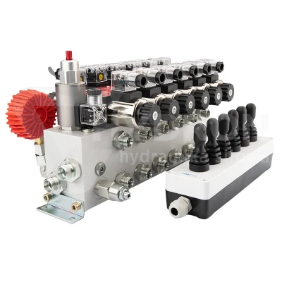 Rozdzielacz hydrauliczny 6 sekcyjny 12V blokowy typu Cetop 3 NG6 z proporcjonalnym regulatorem przepływu w komplecie z panelem sterującym Hydrolider z sześcioma joystickami, manometrem, wtyczkami elektrycznymi i przyłączami