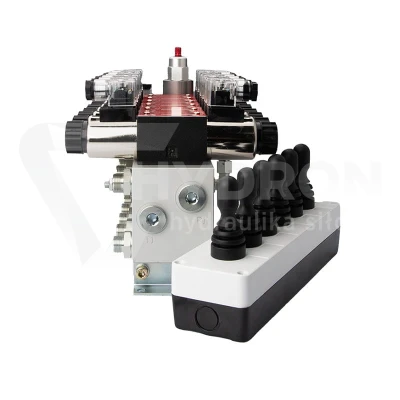 Rozdzielacz hydrauliczny 6 sekcyjny 12V blokowy typu Cetop 3 NG6 z proporcjonalnym regulatorem przepływu w komplecie z panelem sterującym Hydrolider z sześcioma joystickami, manometrem, wtyczkami elektrycznymi i przyłączami