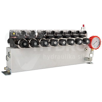 Przejdź do produktu Rozdzielacz hydrauliczny 8 sekcyjny 12V blokowy typu Cetop 3 NG6 z proporcjonalnym regulatorem przepływu w komplecie z manometrem, wtyczkami elektrycznymi i przyłączami