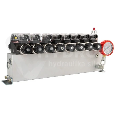 Rozdzielacz hydrauliczny 8 sekcyjny 12V blokowy typu Cetop 3 NG6 z proporcjonalnym regulatorem przepływu w komplecie z manometrem, wtyczkami elektrycznymi i przyłączami