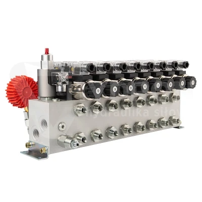 Rozdzielacz hydrauliczny 8 sekcyjny 12V blokowy typu Cetop 3 NG6 z proporcjonalnym regulatorem przepływu w komplecie z manometrem, wtyczkami elektrycznymi i przyłączami