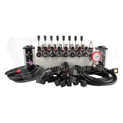Przejdź do produktu Rozdzielacz hydrauliczny 8 sekcyjny 12V blokowy typu Cetop 3 NG6 z  proporcjonalnym regulatorem przepływu w komplecie z dwoma panelami sterującymi Salvarani z dwoma joystickami, manometrem, wtyczkami elektrycznymi i przyłączami