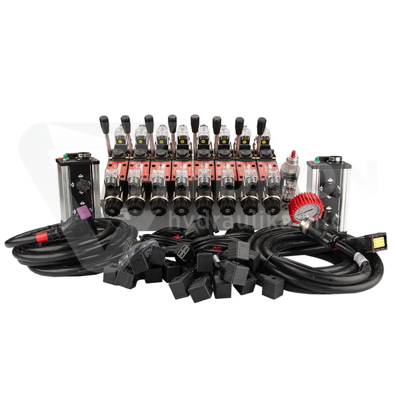 Rozdzielacz hydrauliczny 8 sekcyjny 12V blokowy typu Cetop 3 NG6 z  proporcjonalnym regulatorem przepływu w komplecie z dwoma panelami sterującymi Salvarani z dwoma joystickami, manometrem, wtyczkami elektrycznymi i przyłączami