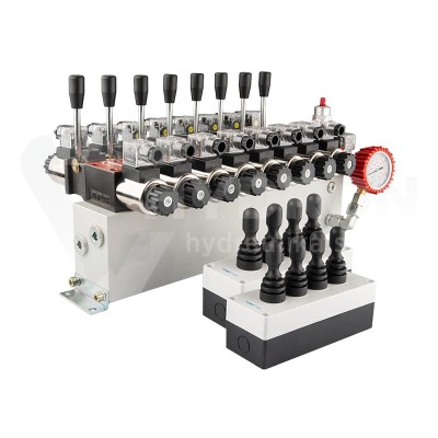 Przejdź do produktu Rozdzielacz hydrauliczny 8 sekcyjny 12V blokowy typu Cetop 3 NG6 z proporcjonalnym regulatorem przepływu w komplecie z dwoma panelami sterującymi Hydrolider z czterema joystickami, manometrem wtyczkami elektrycznymi i przyłączami