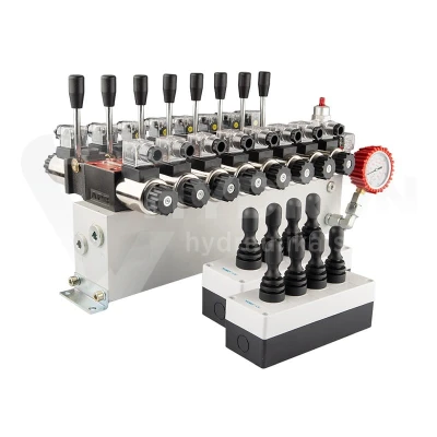 Rozdzielacz hydrauliczny 8 sekcyjny 12V blokowy typu Cetop 3 NG6 z proporcjonalnym regulatorem przepływu w komplecie z dwoma panelami sterującymi Hydrolider z czterema joystickami, manometrem wtyczkami elektrycznymi i przyłączami