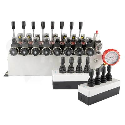 Rozdzielacz hydrauliczny 8 sekcyjny 12V blokowy typu Cetop 3 NG6 z proporcjonalnym regulatorem przepływu w komplecie z dwoma panelami sterującymi Hydrolider z czterema joystickami, manometrem wtyczkami elektrycznymi i przyłączami