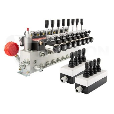 Rozdzielacz hydrauliczny 8 sekcyjny 12V blokowy typu Cetop 3 NG6 z proporcjonalnym regulatorem przepływu w komplecie z dwoma panelami sterującymi Hydrolider z czterema joystickami, manometrem wtyczkami elektrycznymi i przyłączami