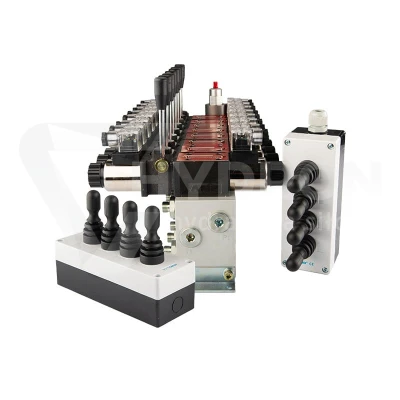 Rozdzielacz hydrauliczny 8 sekcyjny 12V blokowy typu Cetop 3 NG6 z proporcjonalnym regulatorem przepływu w komplecie z dwoma panelami sterującymi Hydrolider z czterema joystickami, manometrem wtyczkami elektrycznymi i przyłączami