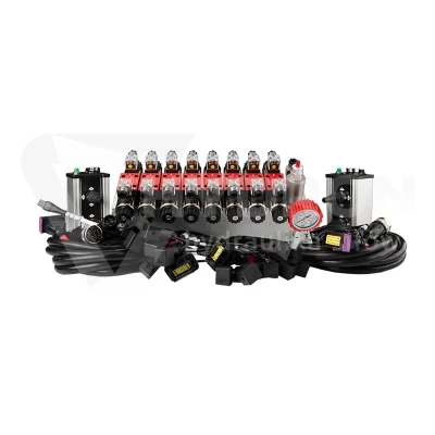 Rozdzielacz hydrauliczny 8 sekcyjny 12V blokowy typu Cetop 3 NG6 z proporcjonalnym regulatorem przepływu w komplecie z dwoma panelami sterującymi Salvarani z dwoma joystickami, manometrem, wtyczkami elektrycznymi i przyłączami