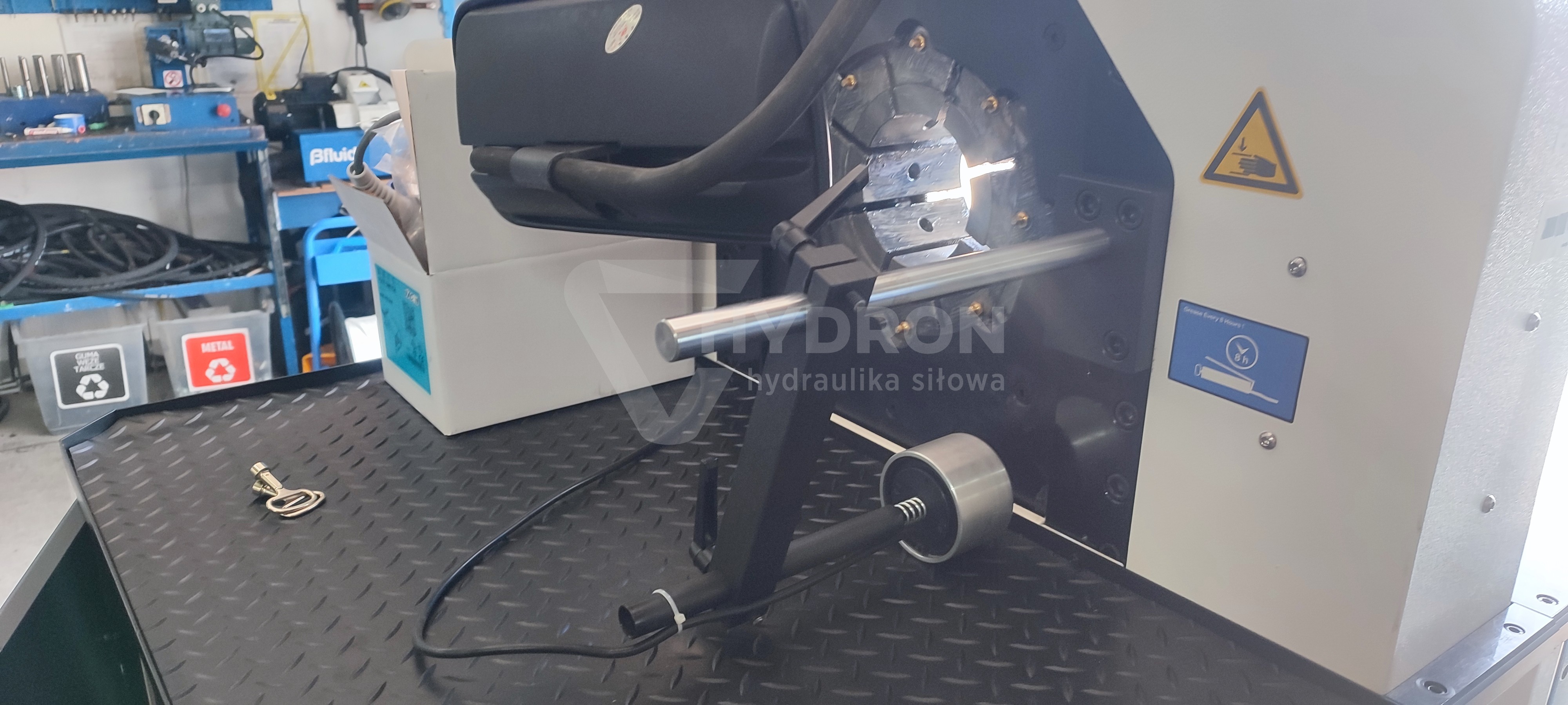 Zakuwarka cyfrowa do węży FP145T ( do 4") SAMWAY ze zderzakiem do seryjnej produkcji
