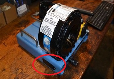 umiejscowienie baterii zasilającej lampkę kontrolna w zakuwarce ręcznej