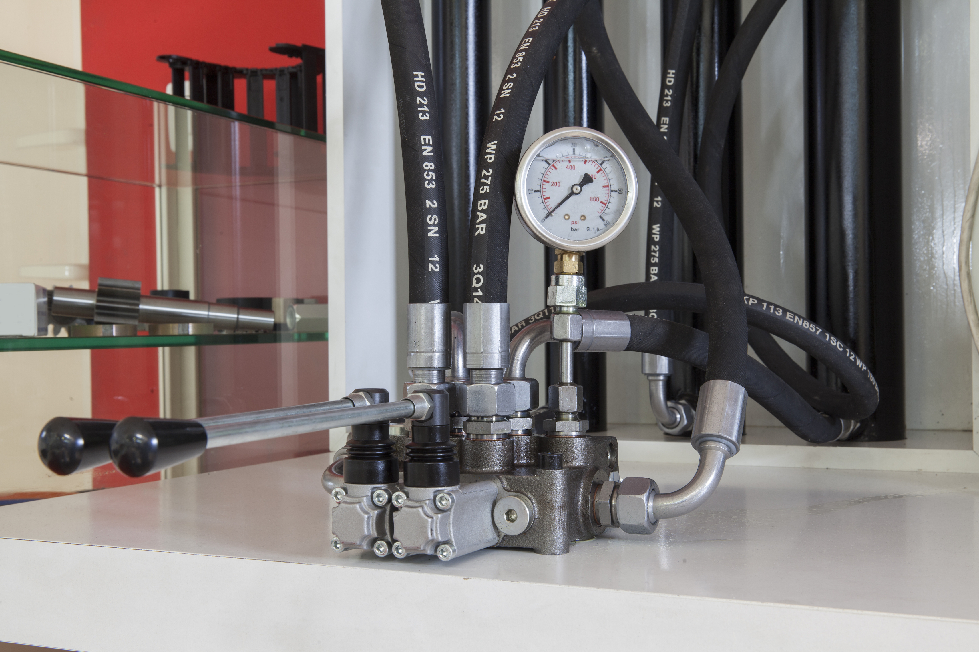przewody hydrauliczne podłączone do rozdzielacza