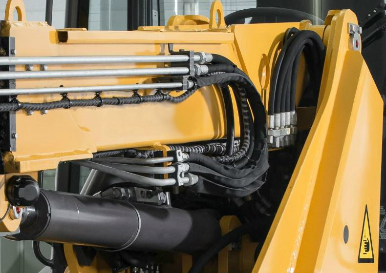 węże hydrauliczne oraz przewody sztywne ( metalowe ) przy koparce