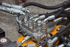 Rozdzielacz hydrauliczny podłączony z przewodami hydraulicznymi.