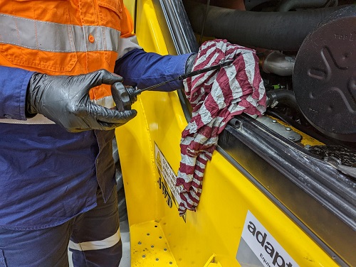 Kiedy wymieniać olej hydrauliczny? Praktyczne wskazówki