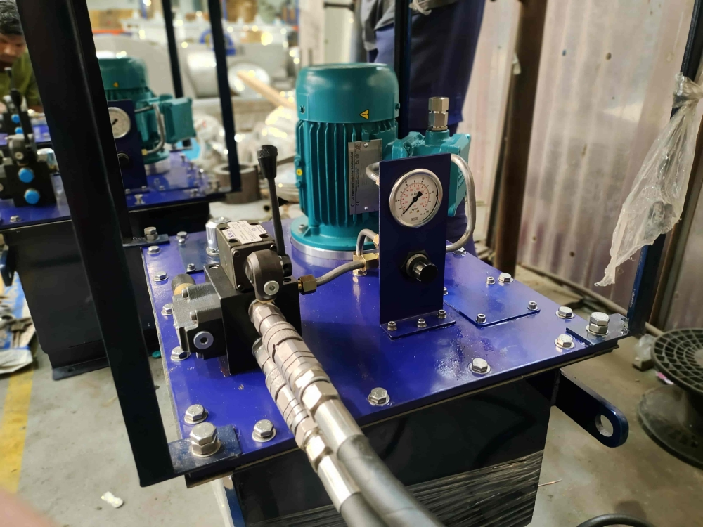 Hydraulika siłowa w maszynach przemysłowych – typowe zastosowania i dobór elementów